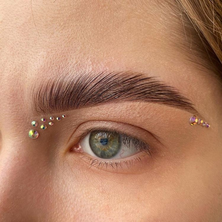 Formation- Browlift avec restructuration des sourcils, épilation au fil et teinture des sourcils