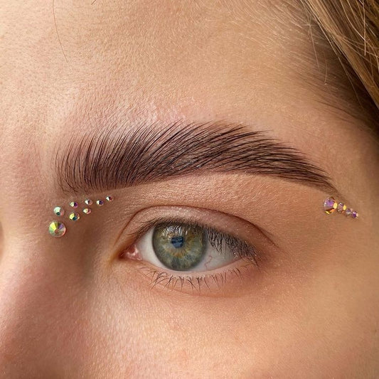 Formation- Browlift avec restructuration des sourcils, épilation au fil et teinture des sourcils